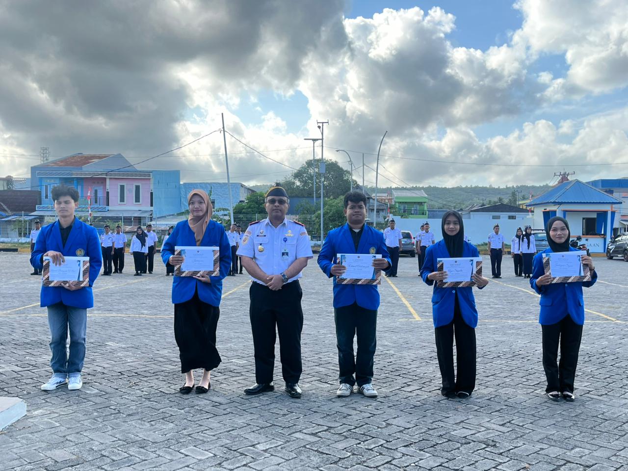 Apel Pagi Dirangkaikan dengan Penyerahan Sertifikat kepada Mahasiswa ITSBM